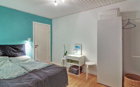 Ingert - 250M from the Sea: Diseño De Interiores, Habitación, Mueble, Suelo, Piso, Techo, Cama, Habitación, Sábana, Lecho