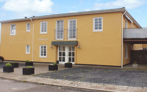 Ingert - 250M from the Sea: Ventana, Superficie De La Carretera, Fachada, Puerta, Material Compuesto, Ventana De Guillotina, Hormigón, Entrada De Coches, Vía Muerta, Inicio De La Puerta