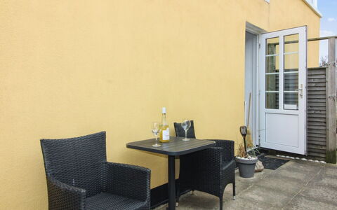 Ingert - 250M from the Sea: Pared, Suelo, Piso, Mueble, Diseño De Interiores, Puerta, Departamento, Silla, Manchas De Madera, Planta De Casa