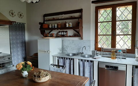 Casa Banditello: Mueble, Propiedad, Gabinetes, Mesa, Mostrador, Vajilla, Madera, Ventana, Cocina, Estufa De Cocina