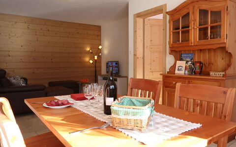 Chalet Molignon: Mesa, Mueble, Propiedad, Gabinetes, Madera, Silla, Diseño De Interiores, Suelo, Manteles, Piso