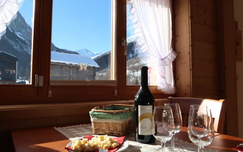 Chalet Molignon: Vajilla, Mesa, Mueble, Propiedad, Ventana, Botella, Comida, Stemware, Drinkware, Plato