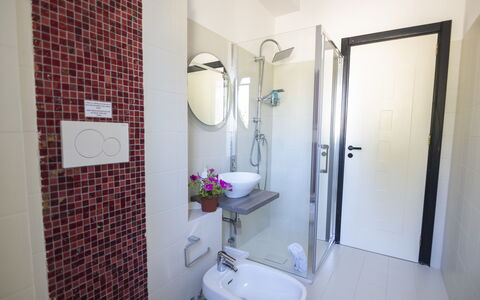 Villa Sole Martina Franca: Baño, Arreglo De Tubería, Diseño De Interiores, Piso, Suelo, Lavabo Del Baño, Lavabo, Grifo, Plomería, Habitación