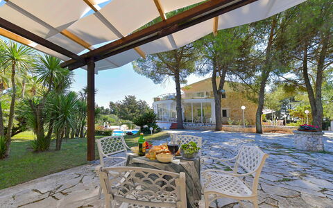 Villa Sole Martina Franca: Planta, Sombra, Edificio, Cielo, Árbol, Mueble Para Exteriores, Ocio, Barrio Residencial, Cabaña, Paisaje
