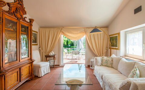 Villa Sole Martina Franca: Mueble, Diseño De Interiores, Piso, Suelo, Sofá, Madera, Techo, Encendiendo, Sala, Habitación