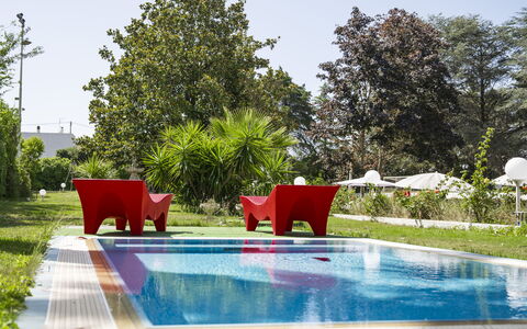 Villa Sole Martina Franca: Agua, Planta, Cielo, Propiedad, Árbol, Sombra, Hierba, Ocio, Paisaje, Paisaje Natural