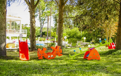 Villa Sole Martina Franca: Equipo De Juego Exterior, Recreación, Espacio Publico, Ocio, Tobogán, Primavera, Patio De Recreo, Parque, Césped, Jardín