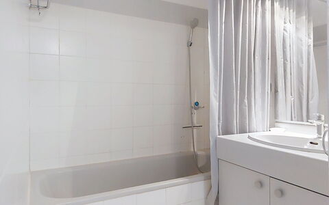 Terre Marine: Baño, Pared, Arreglo De Tubería, Piso, Diseño De Interiores, Bañera, Suelo, Plomería, Ducha, Habitación
