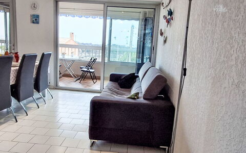 Terre Marine: Mueble, Suelo, Piso, Departamento, Diseño De Interiores, Habitación, Sala, Sofá, Silla, Techo