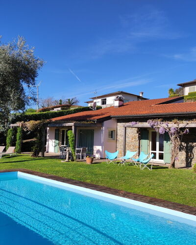 Villa Ulivo: Planta, Agua, Cielo, Propiedad, Edificio, Ventana, Azur, Nube, Piscina, Sombra