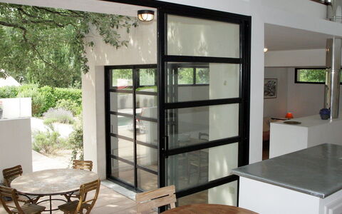 Villa Isabelle: Propiedad, Habitación, Mueble, Edificio, Diseño De Interiores, Casa, Arquitectura, Puerta, Estante, Mesa