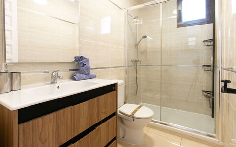 Perla del Mar: Piso, Arreglo De Tubería, Suelo, Mueble De Baño, Baño, Diseño De Interiores, Gabinetes, Lavabo, Espejo, Plomería