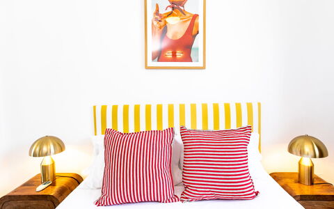 Perla del Mar: Amarillo, Habitación, Naranja, Lecho, Cama, Sábana, Arrojar La Almohada, Linos, Almohada, Marco De La Cama