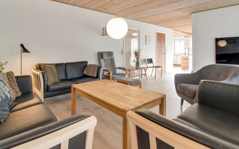 Solmaz - 3.5Km from the Sea: Mueble, Diseño De Interiores, Piso, Madera, Suelo, Techo, Suelos De Madera, Habitación, Sala, Mesa