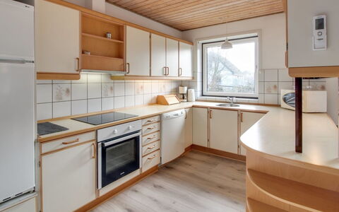 Solmaz - 3.5Km from the Sea: Piso, Cocina, Diseño De Interiores, Madera, Mostrador, Suelo, Techo, Suelos De Madera, Gabinetes, Mueble