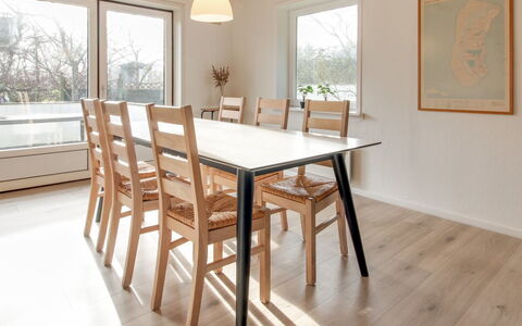 Solmaz - 3.5Km from the Sea: Mueble, Piso, Suelos De Madera, Suelo, Madera, Diseño De Interiores, Cocina Y Comedor Mesa, Suelo Laminado, Mesa, Comedor