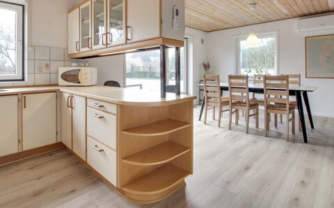 Solmaz - 3.5Km from the Sea: Piso, Diseño De Interiores, Mueble, Madera, Suelo, Suelos De Madera, Cocina, Mostrador, Techo, Casa