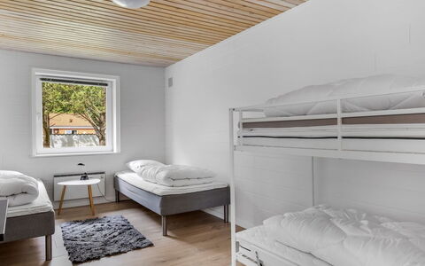Solmaz - 3.5Km from the Sea: Madera, Habitación, Lecho, Congelación, Marco De La Cama, Cama, Bicicleta, Madera Dura, Tablón