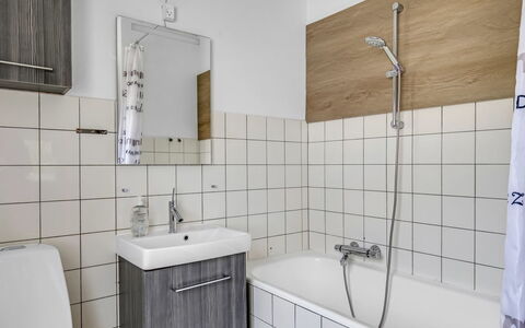 Solmaz - 3.5Km from the Sea: Baño, Arreglo De Tubería, Pared, Piso, Diseño De Interiores, Suelo, Lavabo, Grifo, Plomería, Lavabo Del Baño