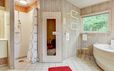 Harthwik - 1Km from the Sea: Piso, Diseño De Interiores, Madera, Suelo, Techo, Habitación, Arreglo De Tubería, Plomería, Baño, Manchas De Madera