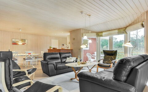 Harthwik - 1Km from the Sea: Diseño De Interiores, Mueble, Madera, Techo, Sofá, Piso, Sala, Habitación, Suelo, Encendiendo