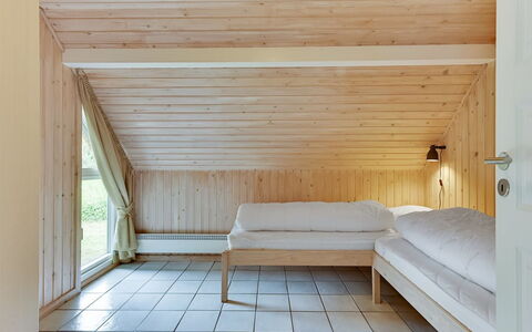 Ellanor - 1Km from the Sea: Madera, Piso, Diseño De Interiores, Techo, Suelo, Mueble, Ático, Habitación, Cama, Habitación