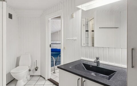 Ellanor - 1Km from the Sea: Arreglo De Tubería, Piso, Suelo, Lavabo, Diseño De Interiores, Grifo, Plomería, Baño, Techo, Loseta