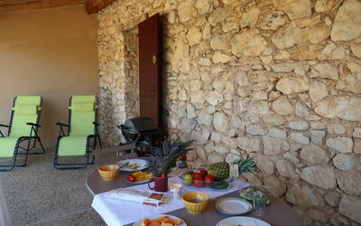 Saint Saturnin D'Apt 105: Mesa, Comida, Vajilla, Mueble, Propiedad, Silla, Edificio, Plato, Diseño De Interiores, Madera