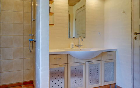 Siegried - 2.2Km from the Sea: Lavabo Del Baño, Piso, Arreglo De Tubería, Diseño De Interiores, Pared, Suelo, Lavabo, Baño, Madera, Mueble De Baño