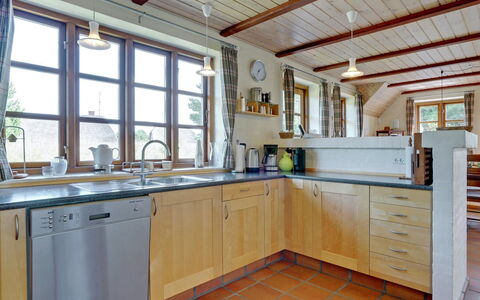 Siegried - 2.2Km from the Sea: Cocina, Mueble, Madera, Piso, Gabinetes, Mostrador, Diseño De Interiores, Aparato De Cocina, Techo, Arreglo De Tubería