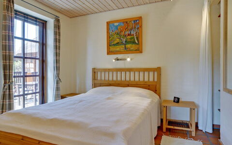 Siegried - 2.2Km from the Sea: Cama, Habitación, Mueble, Suelo, Piso, Madera, Diseño De Interiores, Sábana, Lecho, Techo