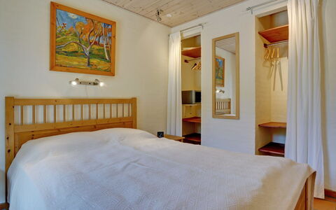 Siegried - 2.2Km from the Sea: Cama, Mueble, Diseño De Interiores, Suelo, Piso, Habitación, Pared, Madera, Techo, Sábana