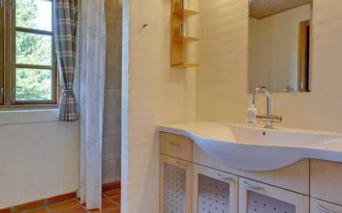 Siegried - 2.2Km from the Sea: Lavabo Del Baño, Diseño De Interiores, Piso, Arreglo De Tubería, Pared, Suelo, Madera, Lavabo, Grifo, Baño