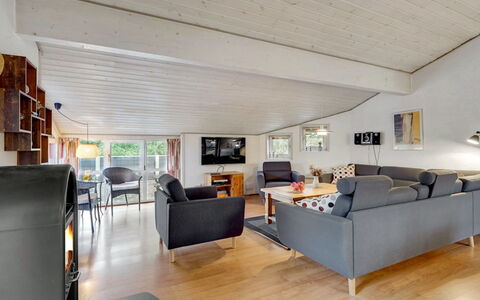 Asdis - 2.8Km from the Sea: Sofá, Diseño De Interiores, Mueble, Sala, Piso, Madera, Techo, Suelo, Habitación
