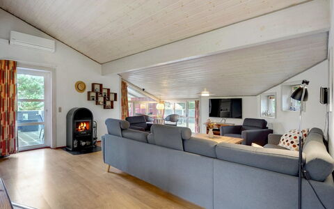 Asdis - 2.8Km from the Sea: Madera, Sofá, Techo, Diseño De Interiores, Piso, Sala, Mueble, Suelo, Habitación