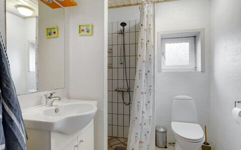 Asdis - 2.8Km from the Sea: Pared, Arreglo De Tubería, Lavabo Del Baño, Piso, Diseño De Interiores, Lavabo, Suelo, Baño, Techo, Baño