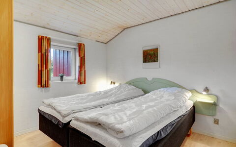Asdis - 2.8Km from the Sea: Madera, Habitación, Cama, Casa, Sábana, Techo, Marco De La Cama, Lecho, Congelación, Cabaña