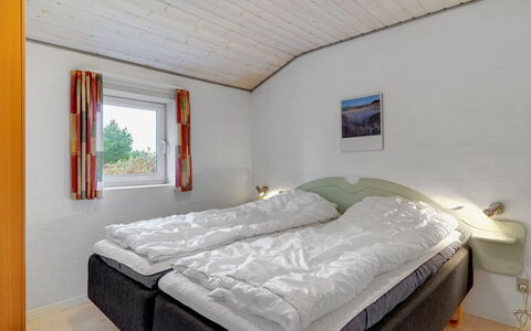Asdis - 2.8Km from the Sea: Madera, Casa, Habitación, Cama, Cabaña, Marco De La Cama, Techo, Lecho, Sábana, Congelación