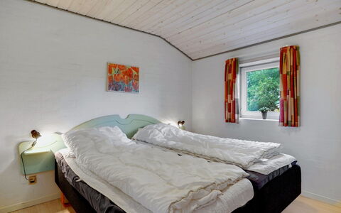 Asdis - 2.8Km from the Sea: Madera, Habitación, Cama, Casa, Sábana, Lecho, Marco De La Cama, Techo, Cabaña, La Luz Del Día