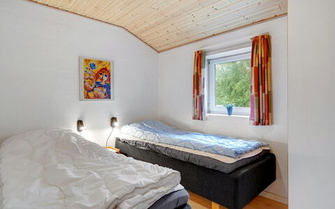 Asdis - 2.8Km from the Sea: Madera, Casa, Casa, Habitación, Cama, Cabaña, Techo, Marco De La Cama, Manchas De Madera, Lecho