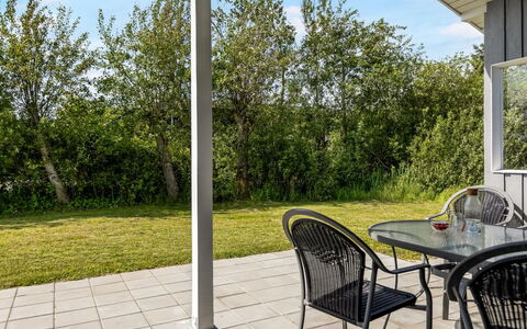 Evalotte - 600M from the Sea: Departamento, Sombra, Balcón, Silla, Cerca, Mueble Para Exteriores, Aluminio, Césped Artificial