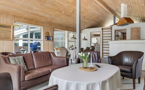 Mojag - 1Km from the Sea: Mueble, Mueble Para Exteriores, Vajilla, Mesa, Drinkware, Silla, Mesa Al Aire Libre, Comida, Botella