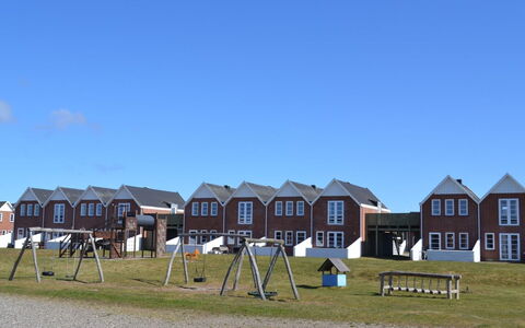 Auti - 2.3Km from the Sea: Edificio, Casa, Ventana, Casa, Techo, Barrio Residencial, Arbusto, Cabaña, El Terreno Del Lote