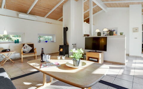 Reinbald - 1Km from the Sea: Mueble, Diseño De Interiores, Piso, Suelo, Pared, Sofá, Madera, Techo, Sala, Habitación
