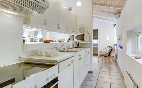 Reinbald - 1Km from the Sea: Diseño De Interiores, Cocina, Piso, Mostrador, Pared, Techo, Suelo, Lámpara, Mueble, Aparato De Cocina