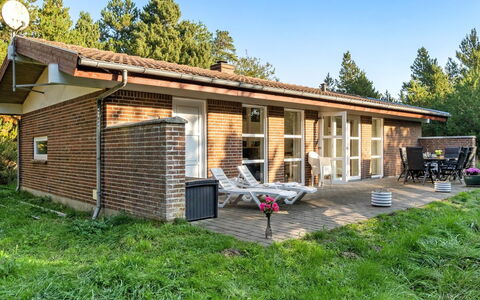 Reinbald - 1Km from the Sea: Edificio, Hierba, Ventana, Casa, Madera, Casa, Techo, Cabaña, Fachada