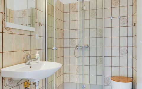 Reinbald - 1Km from the Sea: Arreglo De Tubería, Baño, Piso, Diseño De Interiores, Suelo, Lavabo Del Baño, Plomería, Grifo, Lavabo, Ducha