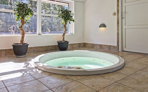 Nael - 1.6Km from the Sea: Piso, Diseño De Interiores, Bañera, Suelo, Arreglo De Tubería, Baño, Habitación, Techo, Jacuzzi