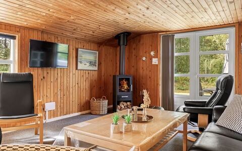 Troen - 3.8Km from the Sea: Mueble, Piso, Diseño De Interiores, Madera, Suelo, Techo, Silla, Habitación, Sala, Suelos De Madera