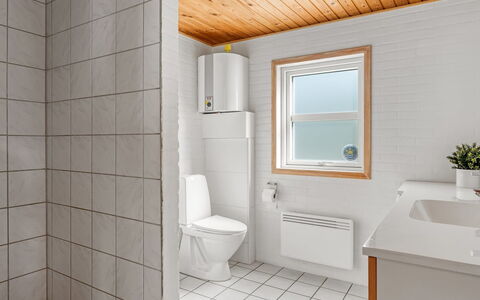 Troen - 3.8Km from the Sea: Piso, Pared, Suelo, Madera, Arreglo De Tubería, Diseño De Interiores, Techo, Baño, Asiento Del Baño, Baño